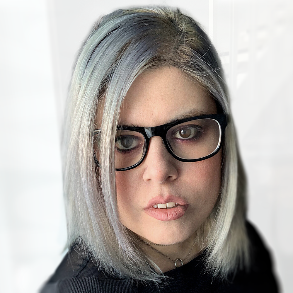 Woman with glasses looking to the camera