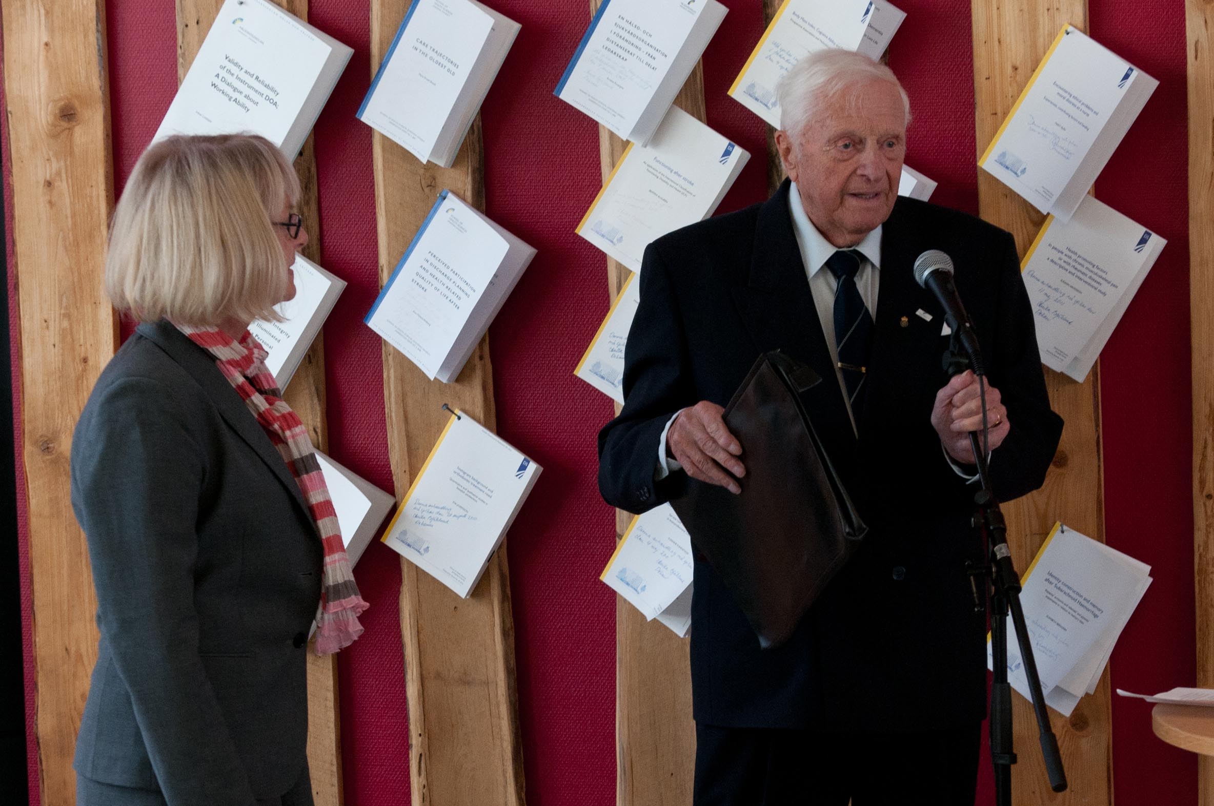 A picture of "aktiestinsen" Lennart Israelsson and Ewa Wigaeus Tornqvist, former dean at the School of Health and Welfare.