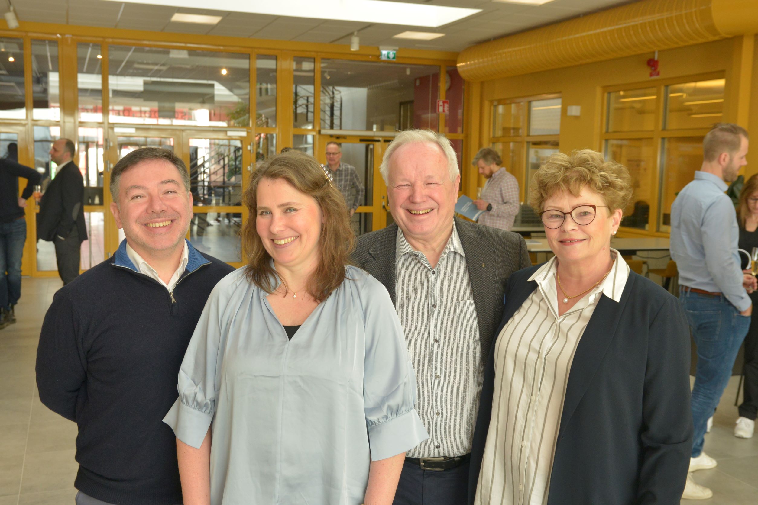 Från vänster: Denis Coelho, docent, Annette Sandback, organisationspsykolog på Scania CV, Johan Karltun, docent och projektledare, och Anette Karltun, docent. Även Karin Havemose och Sofia Kjellström på JU har arbetat med handboken.