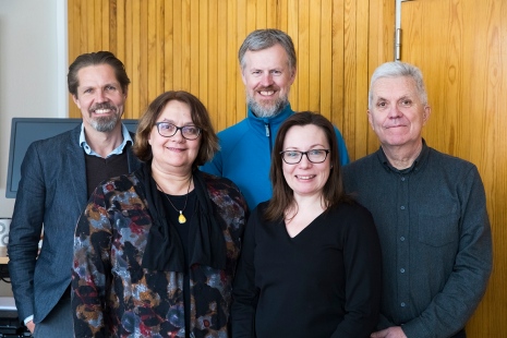 Gruppfoto av tre män och två kvinnor