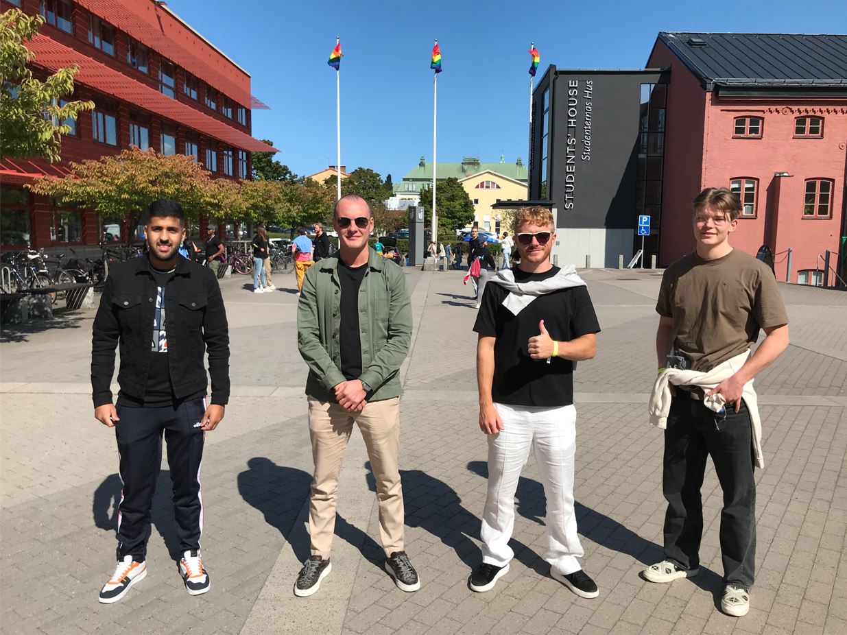 Nya studenter på JU:s campus.