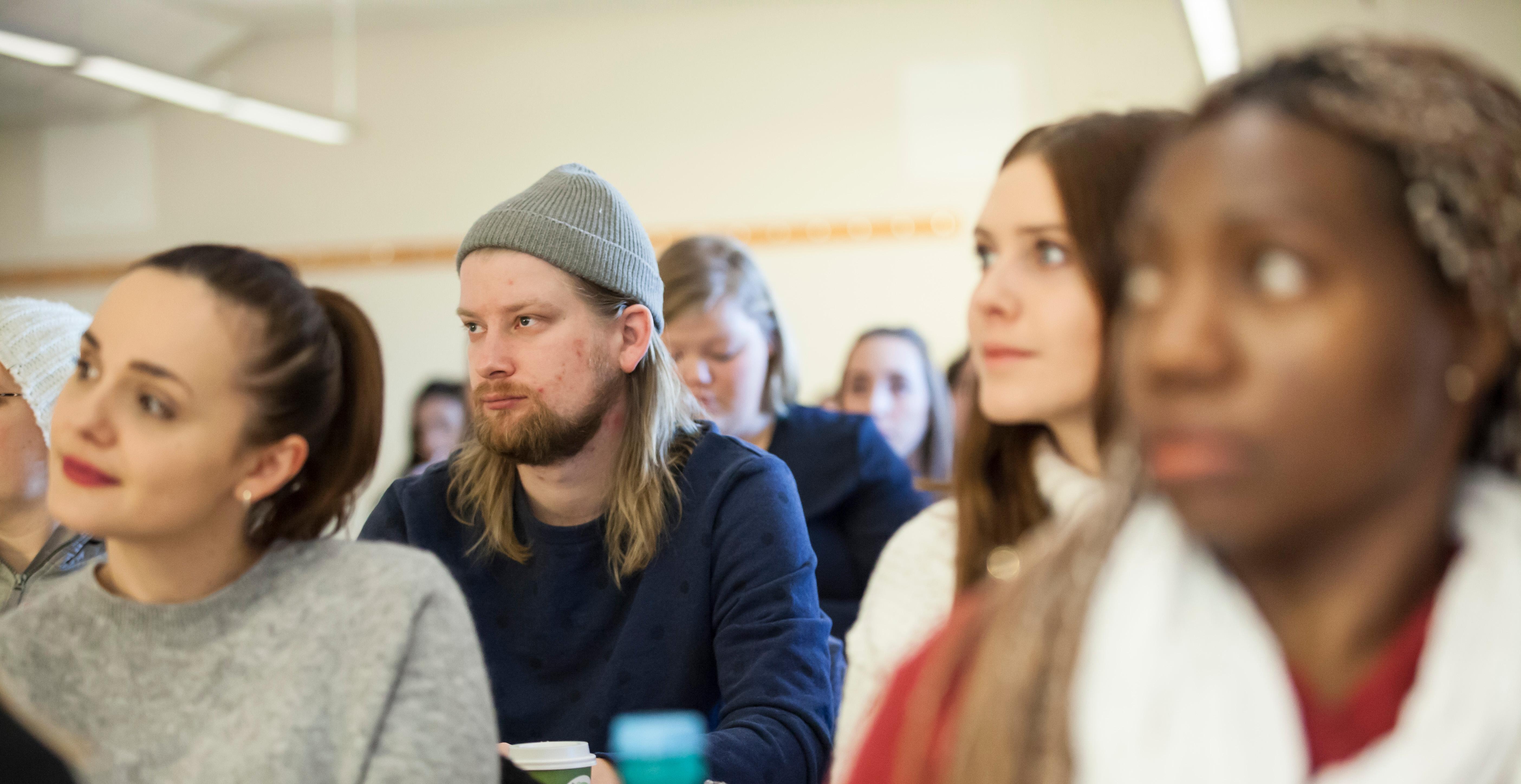 Studenter deltar i lektion