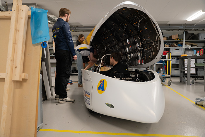 Studenter som jobbar med solbilen