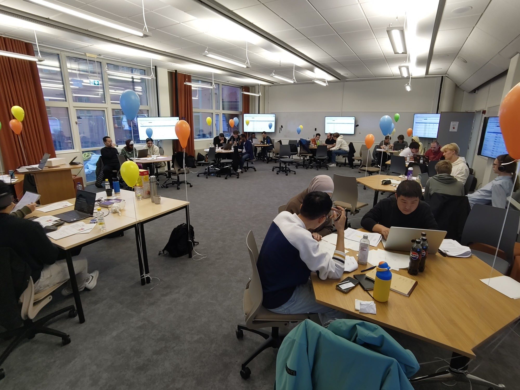 Studenter deltar i programmeringstävling.