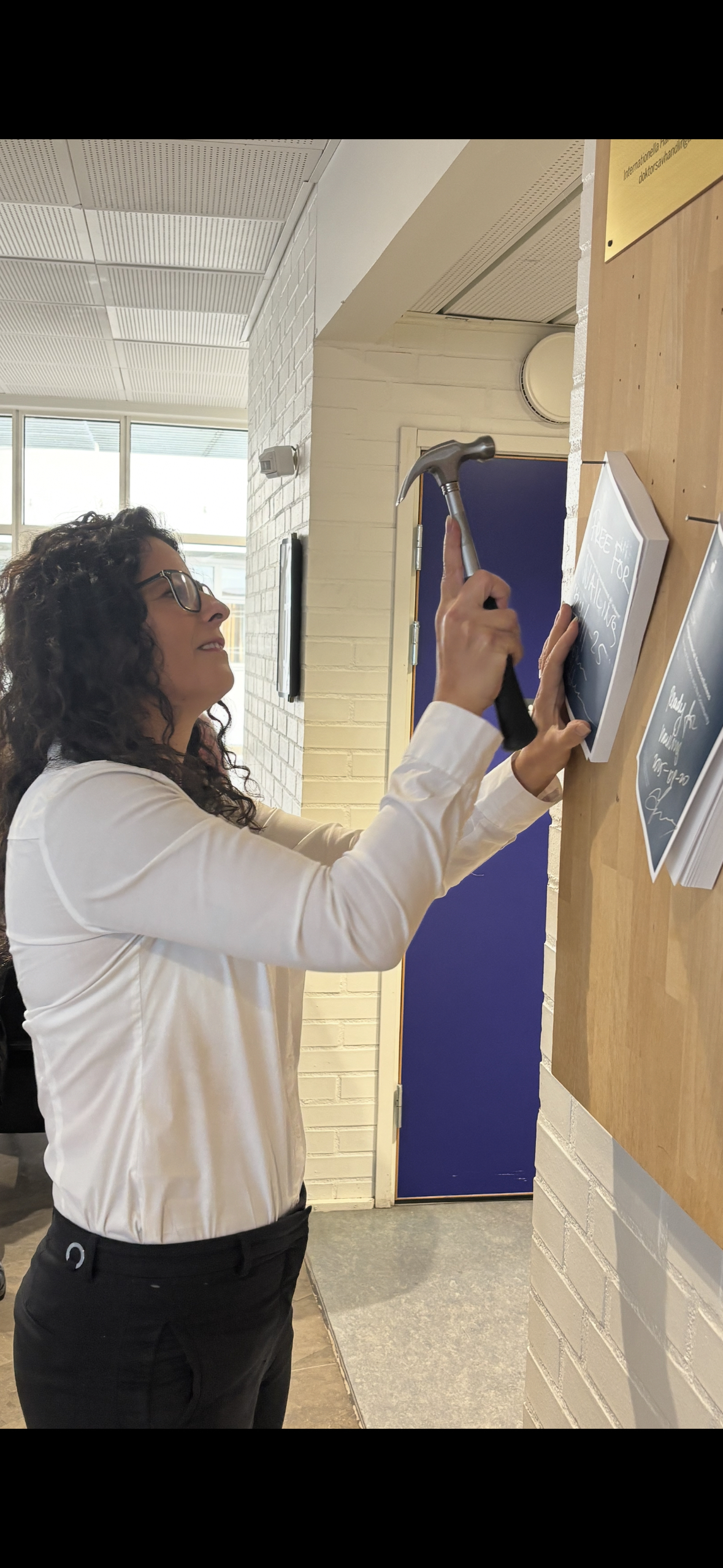 Einav Peretz Andersson hammers her doctoral thesis to the nailing wall at JIBS