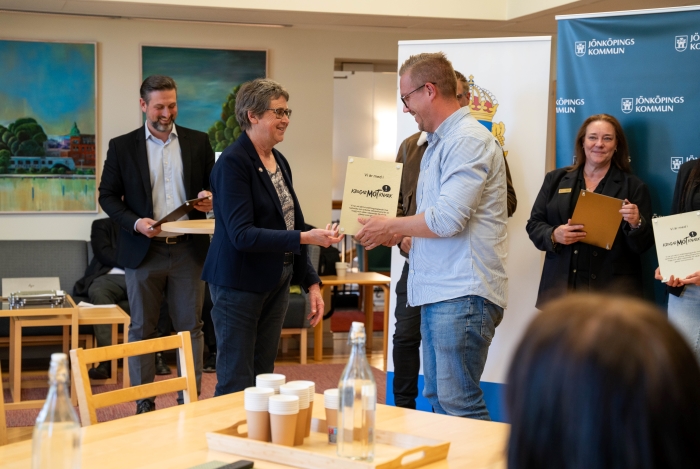 County Governor Brittis Benzler presented the awards to businesses that have shown a strong commitment to the preventive work against drugs. Among those certified was Jönköping Student Union.  