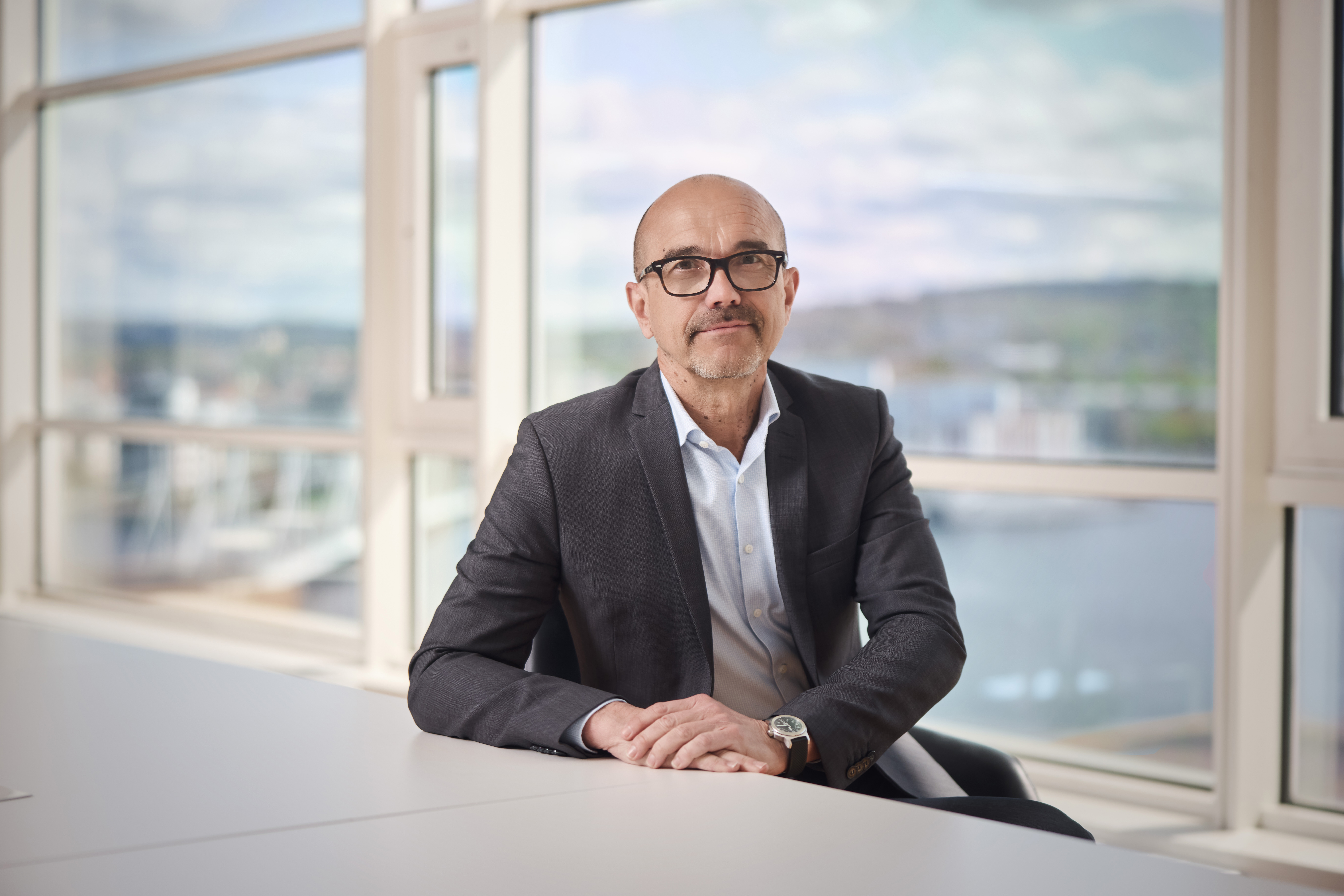 Man vid ett fönster