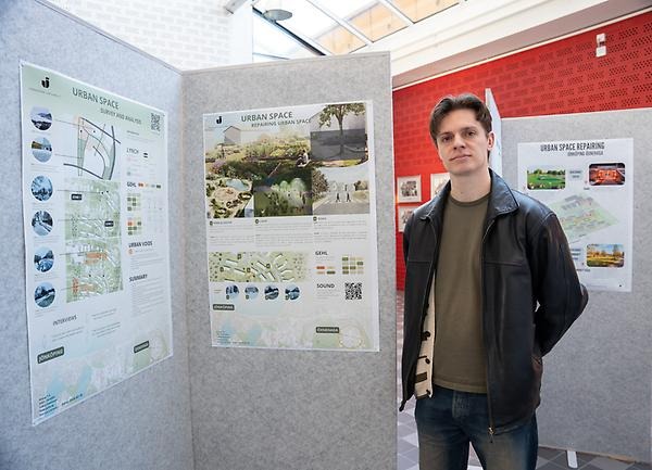 Lukas Svensson står framför skisserna