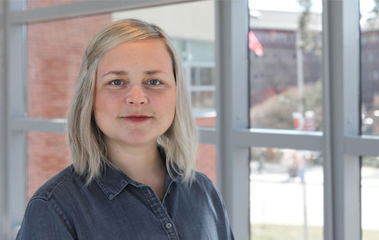 Ellinor Tengelin som har läst forskarutbildningen på Hälsohögskolan i Jönköping hade disputation på Högskolan Väst. Foto: Högskolan Väst.