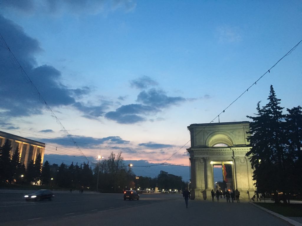 Linnéa Emberg, Andrea Ottosson och Louise Evenholm har intervjuat professionella hjälparbetare i Chisinau i Moldavien som jobbar mot trafficking. Foto: Privat.