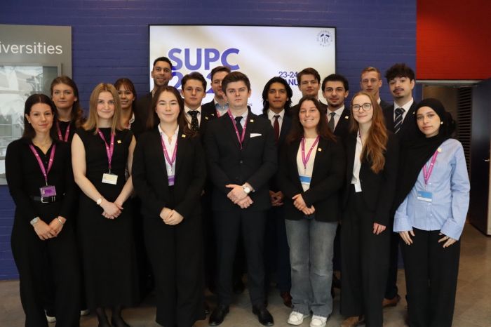 studenter i finanstävling uppställda för foto