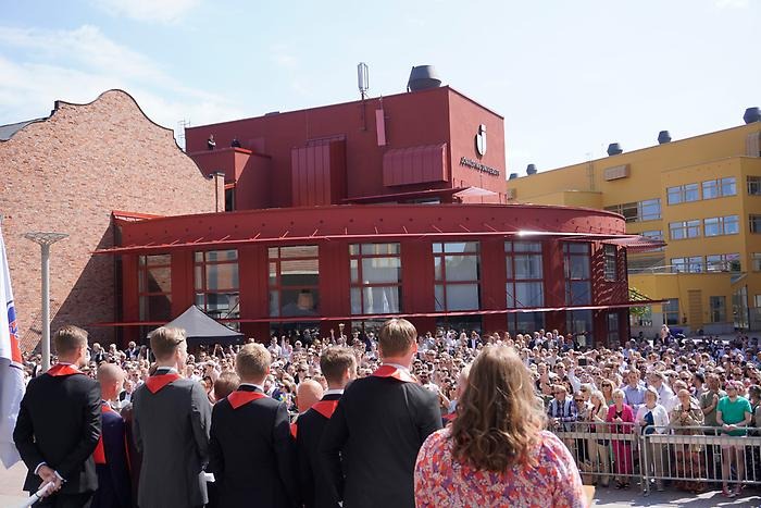 Studenter bakifrån och publikhavet.