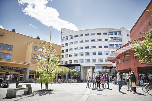 Studenter på campus en solig dag