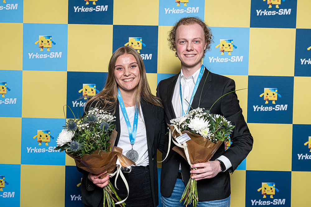 Alexander and Saga står med sina medaljer