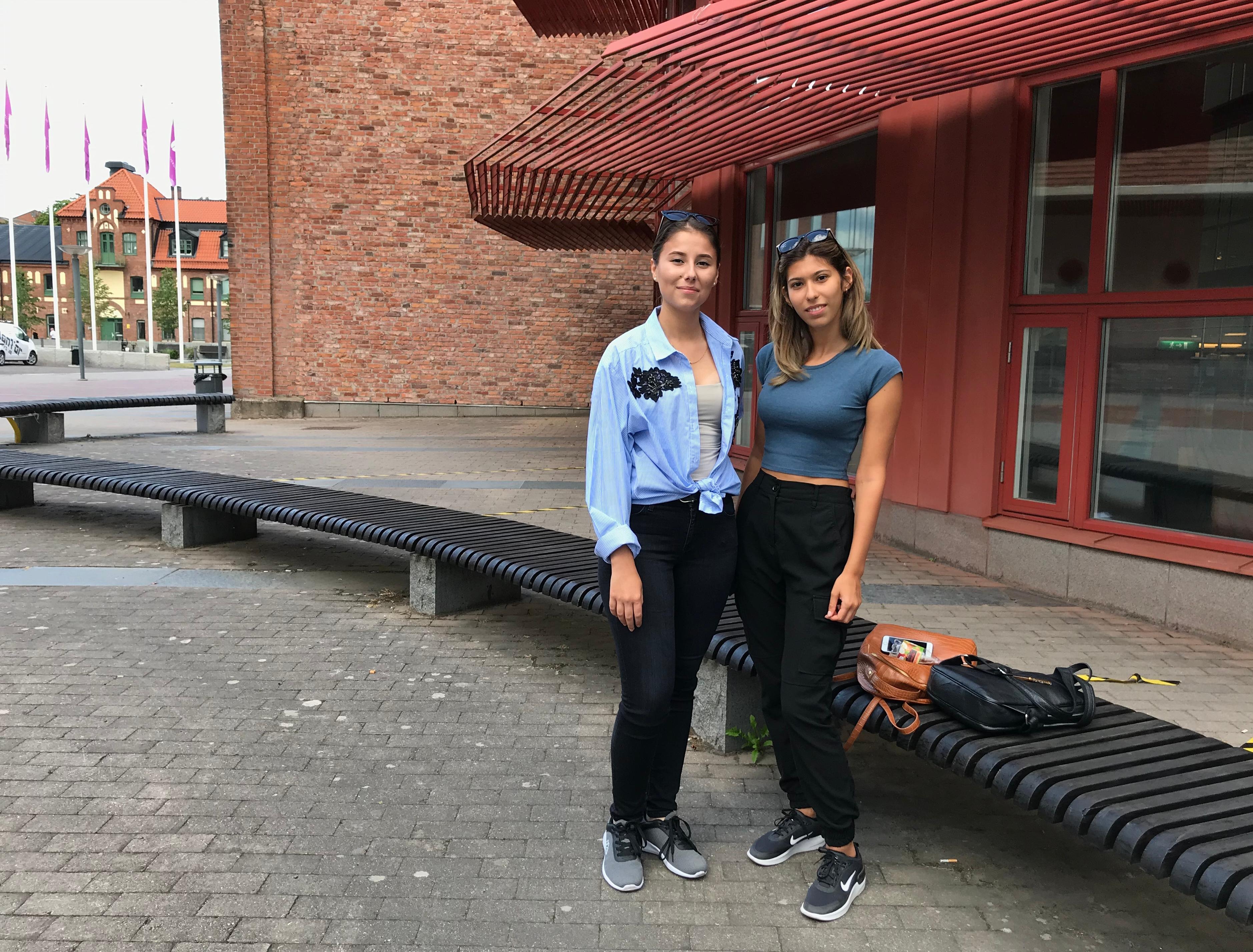 Två studenter framför biblioteket