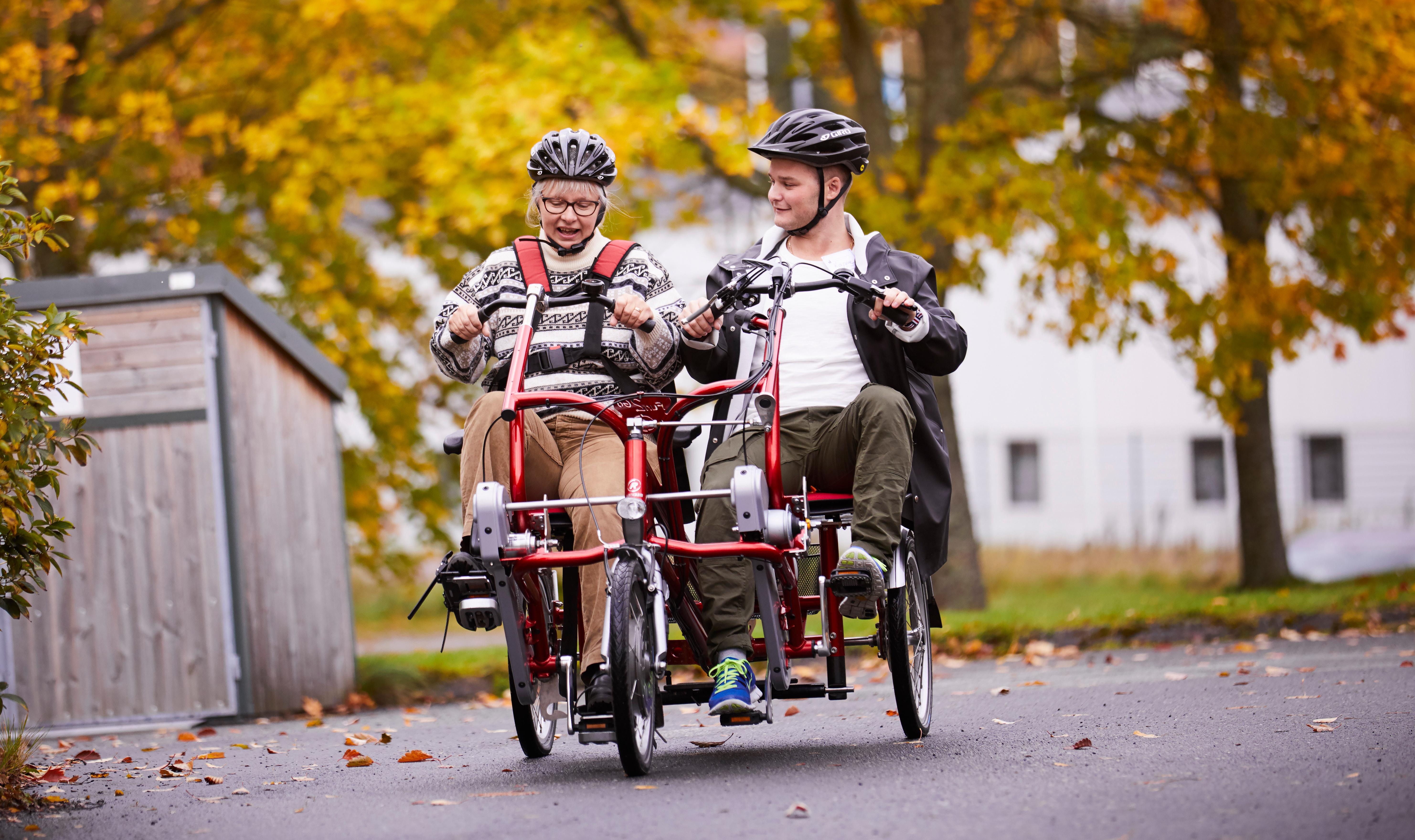 Två personer på cykel