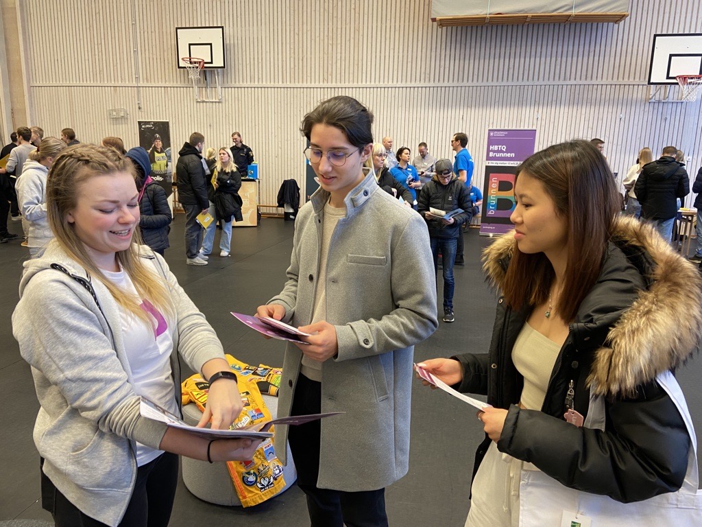 Student ambassador and High school students at Framtidsmässan at Jönköping University.