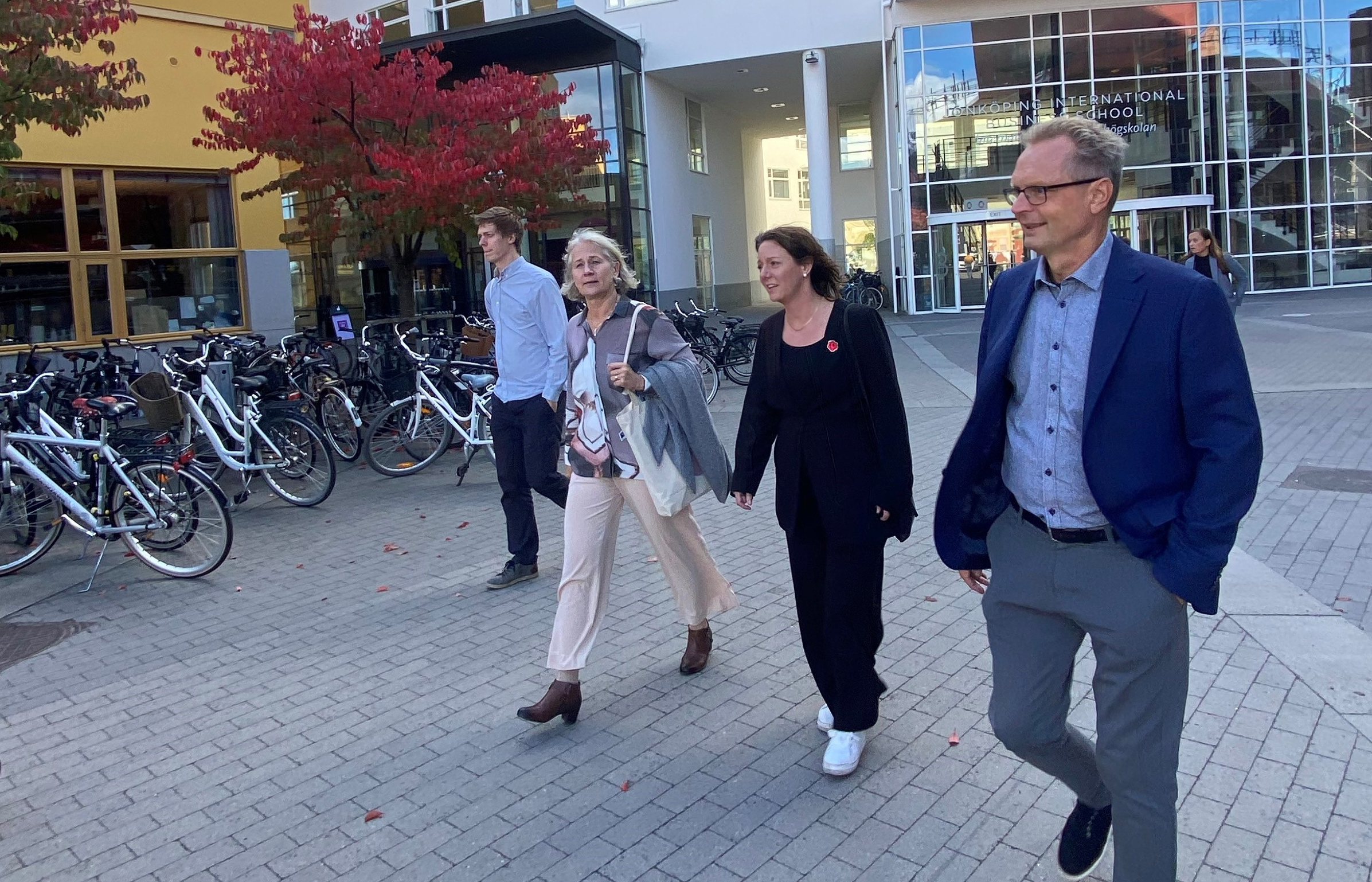 Människor går på campus på JU