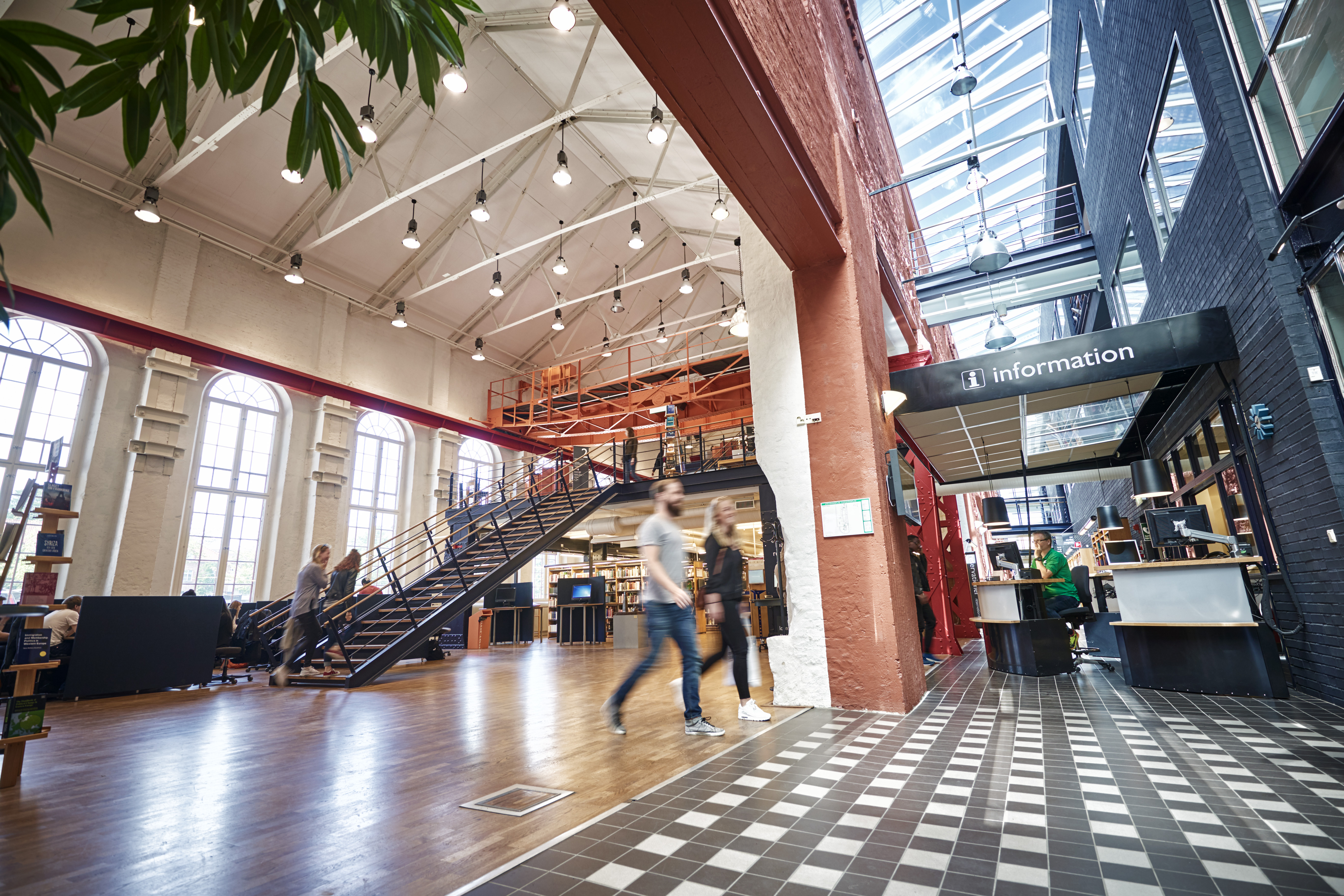 Personer som går igenom biblioteket