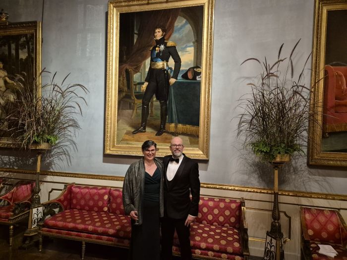 ett par står framför en tavla.