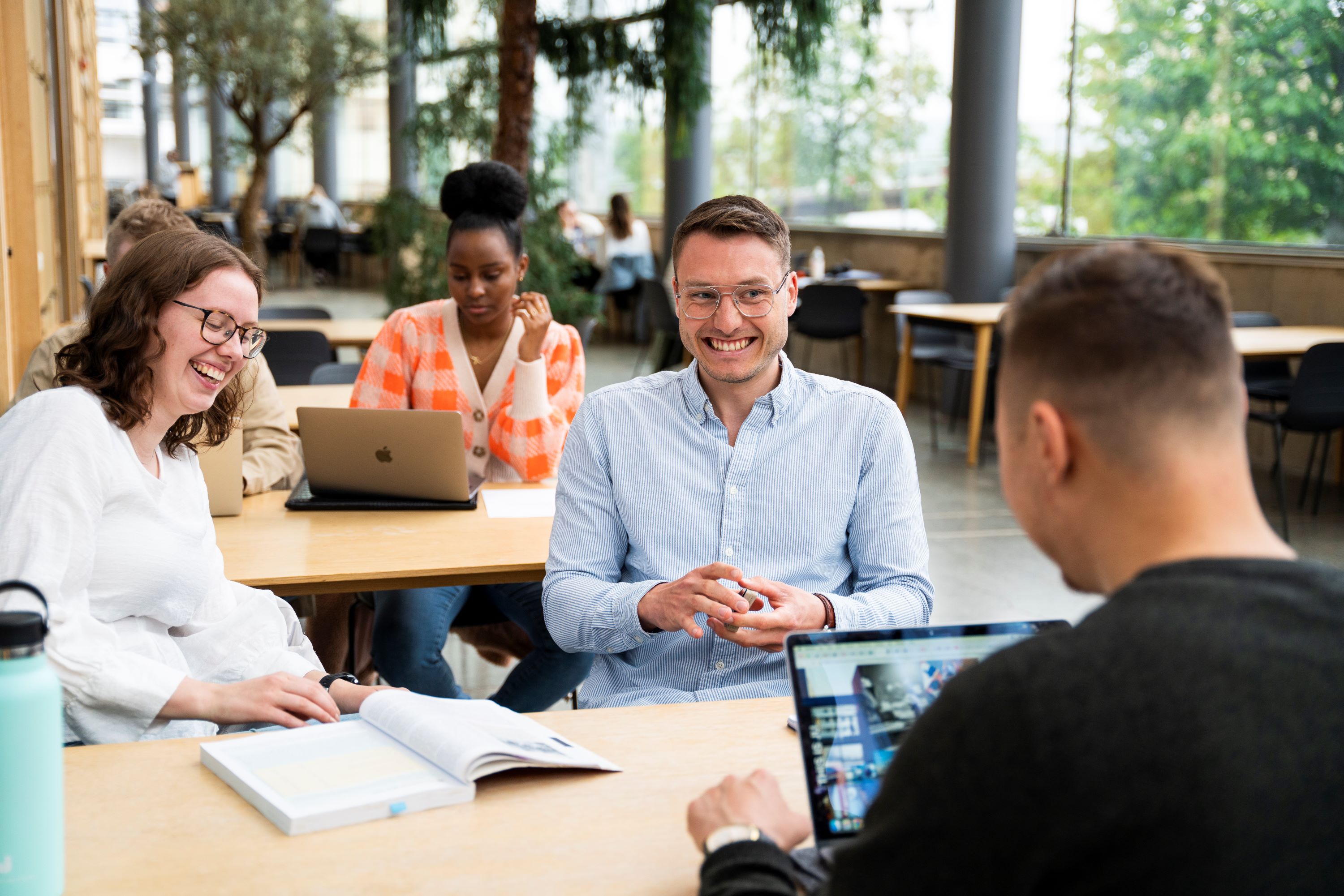 Glada studenter som pluggar