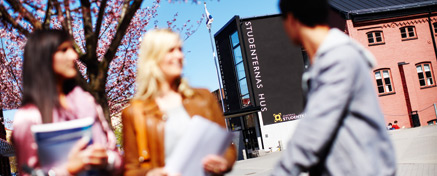 studenter framför studenternas hus