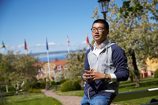 Man in park with Gränna in the background