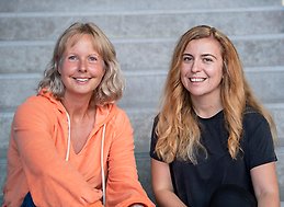 Charlotta Mellander sittar till vänster och Orsa Kekezi sittar till höger.. Båda sittar på trappen vid JIBS entrén. 